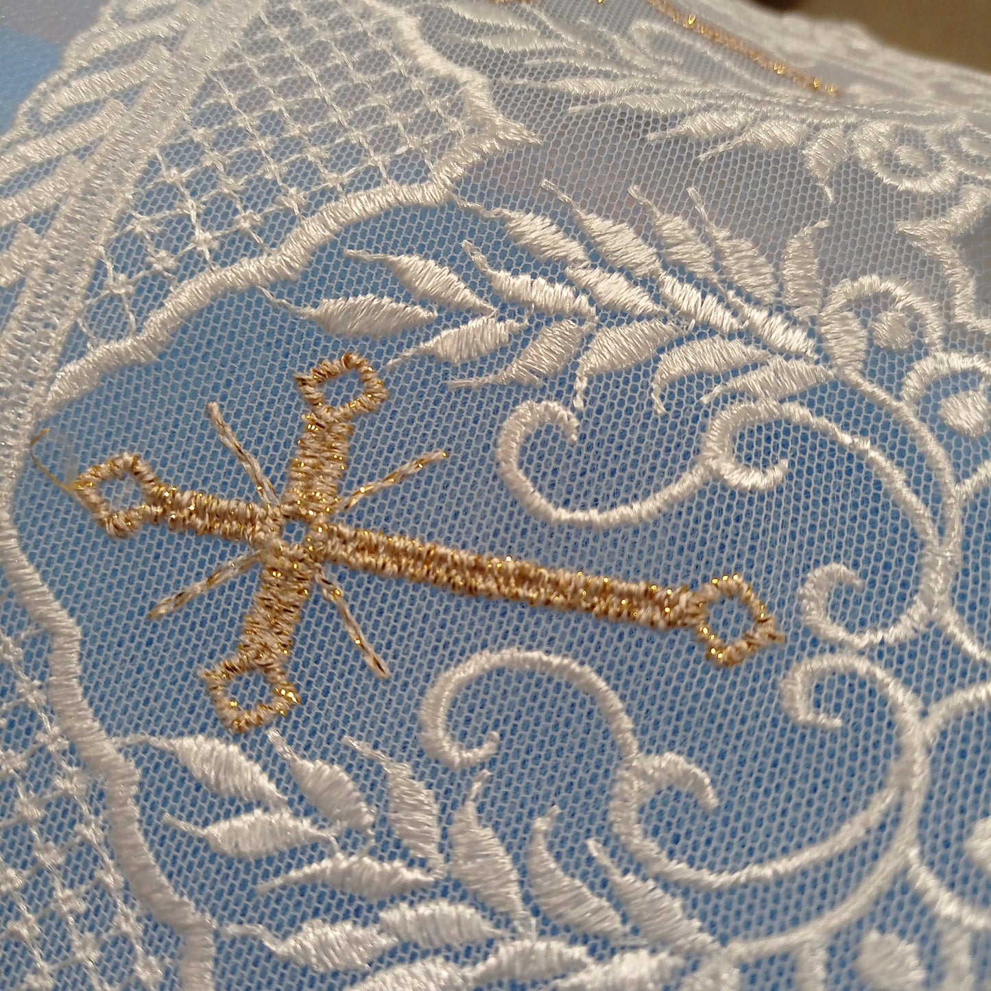 Pizzo ecclesiastico con croce dorata